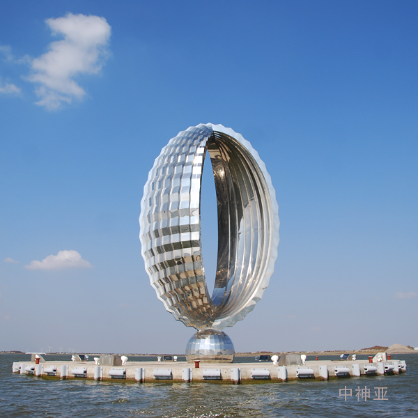 《水滴》高21m 不銹鋼 設計：晉松、周密 2007年 位于上海臨港新城滴水湖