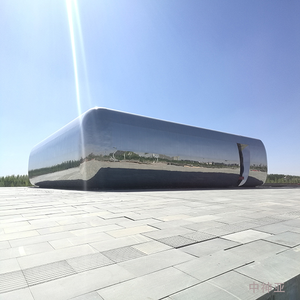 《天空間》長30m 寬30m 高9m 不銹鋼 設(shè)計(jì)：郅敏 2012年 位于內(nèi)蒙古伊金霍洛旗政府南廣場